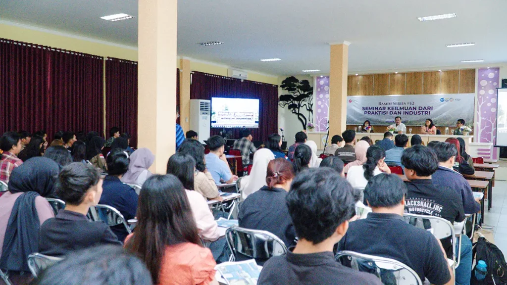 Suasana mahasiswa Fahutan UNTAN mengikuti seminar Ramin Series 52 di Aula Bungur.